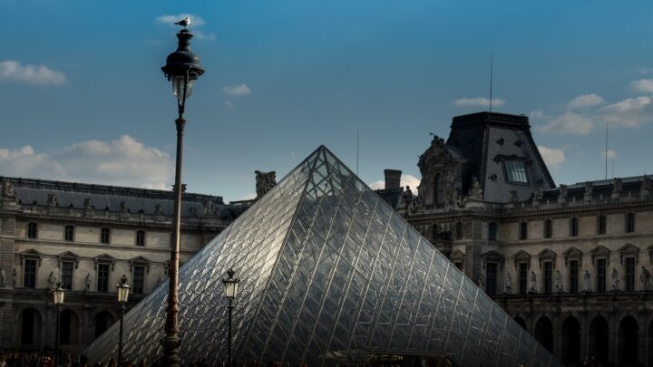 louvre, pyramide, street lamp-1759628.jpg