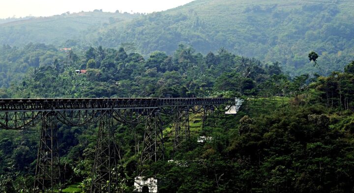 railway bridge, railway, valley, nature, train, transportation-7279647.jpg